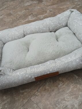 Plush Cream Pet Bed - Cozy Home Bedding